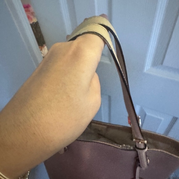 MICHAEL Michael Kors Tan Tote Bag with Gold Accents and Classic Shape - Picture 3 of 7